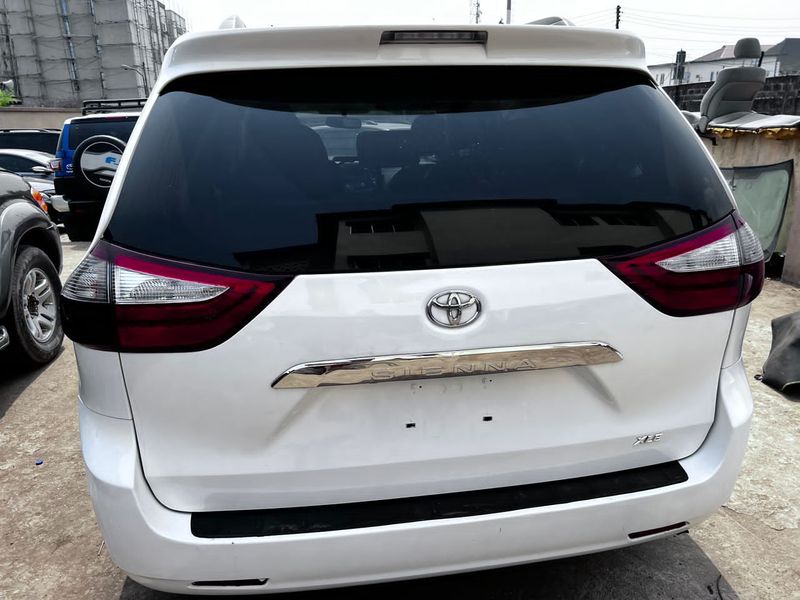 Thumbnail 3 of 2010 Toyota Sienna